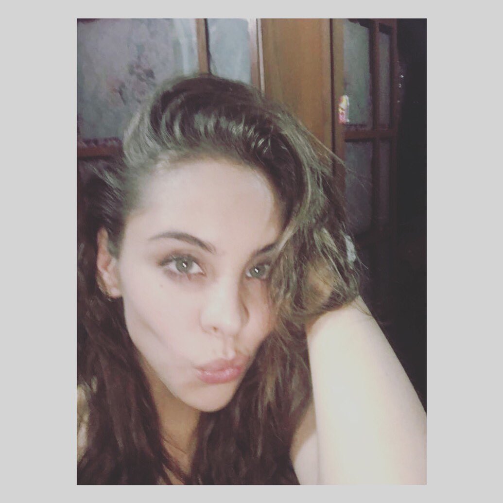 morettesperanza's tweet photo. Besitos para las buenas noches, a descansar! #esperanzamorett #actress #actrizmexicana #lovemylife #voyavolardijoelgusanotodosserieronmenoslamariposa #lavidaesunviaje #mepongorebelde #nigth🌙 https://t.co/vrf45Pb4jd