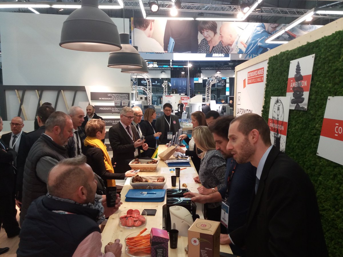 Matthkl's tweet image. Briefing jour 2. L'équipe est dans les starting-blocks pour vous accueillir. #Simodec18 #sndec @CetimCtdec @SIMODEC74 @rochexpo