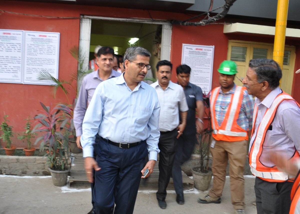 InfoKmrcl's tweet photo. Chairman of the Railway Board, Shri Ashwani Lohani, inspected East Metro tunnel works at Howrah Maidan on 3.03.2018 https://t.co/8DaPZDKowg