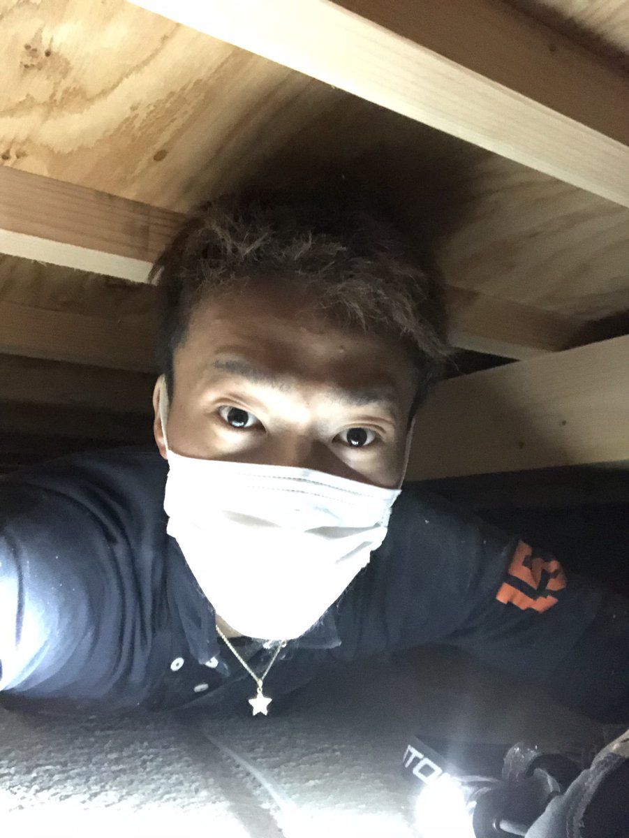 yuto4608's tweet photo. なにこれ、どうゆう状況？
急に床下もぐらされた。しかも帰りの
ル��ト忘れた。なんか今めっちゃみんなの顔浮かぶ…やばいやつちゃんこれ https://t.co/eBA6WKz3qW
