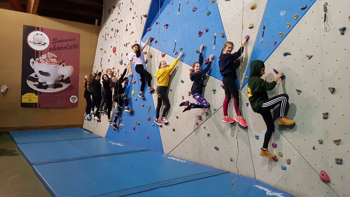 KEVI_LSG's tweet photo. Even after two days skiing, our girls still had the energy for some indoor climbing! #skitrip2018 #lgsontour https://t.co/cYBJJNEdg5