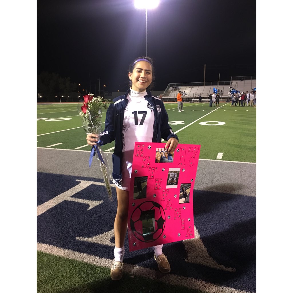 dvhsclassof18's tweet photo. Varsity Girls Senior Night ⚽️ #Sen18r🎓 pt.2 https://t.co/LIeWmR3s8S