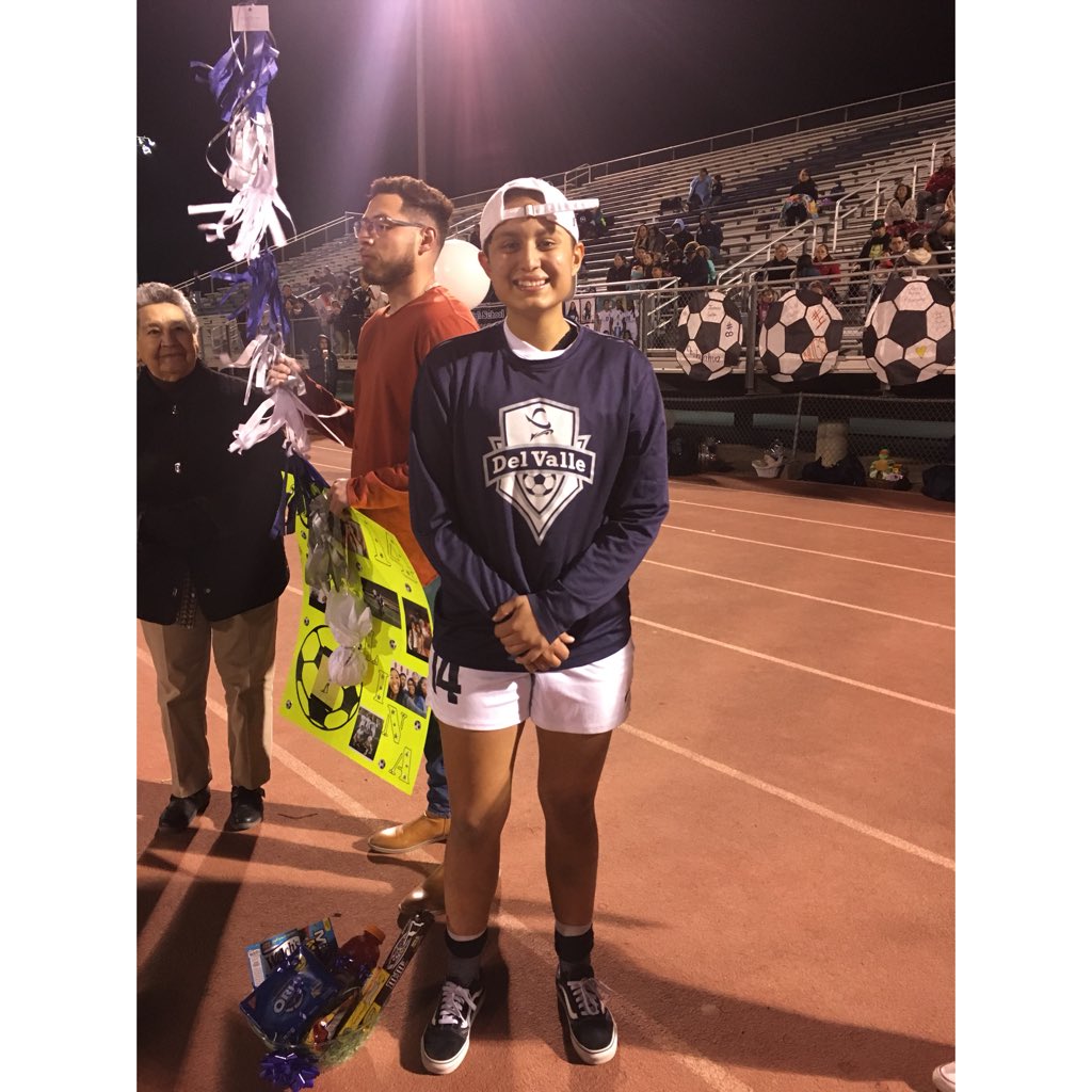 dvhsclassof18's tweet photo. Varsity Girls Senior Night ⚽️ #Sen18r🎓 pt.2 https://t.co/LIeWmR3s8S