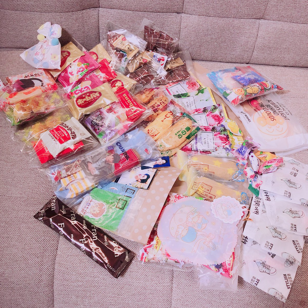 keep_lovin_more's tweet photo. Thank you everyone for your sweets😍❤️
#elyxioninosaka #exoljp https://t.co/uRhKn0l4qc