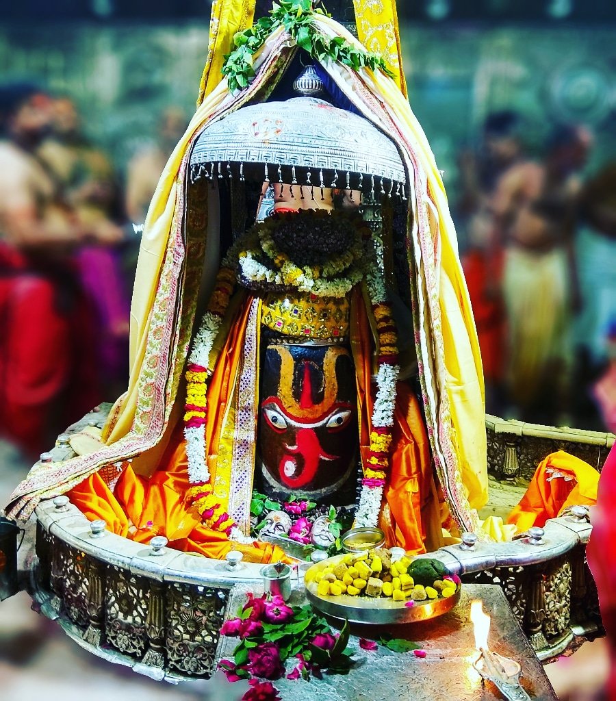 ShreeUjjain's tweet photo. 🙏🌹जय श्री महाकाल 🌹 🙏 
श्री महाकालेश्वर ज्योतिर्लिंग का आज का भस्मारती श्रृंगार दर्शन 
07 मार्च 2018 (बुधवार)
।।दुनिया के राजा महाकाल राजा।।
।।हर हर महाकाल घर घर महाकाल।।
।।#THE #WORLD #KING# #महाकाल #बाबा।। https://t.co/Nq3tFI1g9R