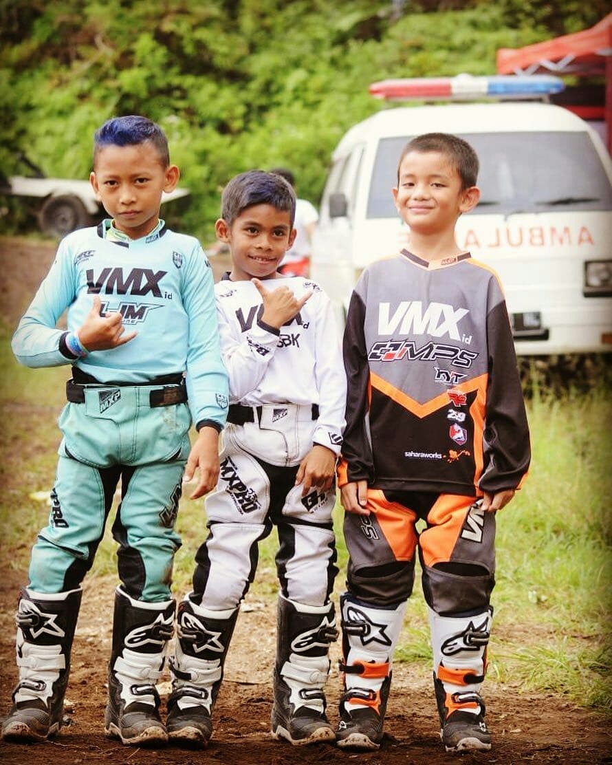 vmx_id's tweet photo. Perjuangan dan pertarungan Riders cilik ... !!
Are you ready for this season ? ๐#alpinestarsprotects #VMXrider @alpinestars #VMXid #vmx #VMXsupport #alpinestarsboots #grasstrack #grasstrack_id #alpinestars #alpinestarsmx #Motocross #dirtbike #wheeliewednesday #ligachampions https://t.co/KWY33bSEvl