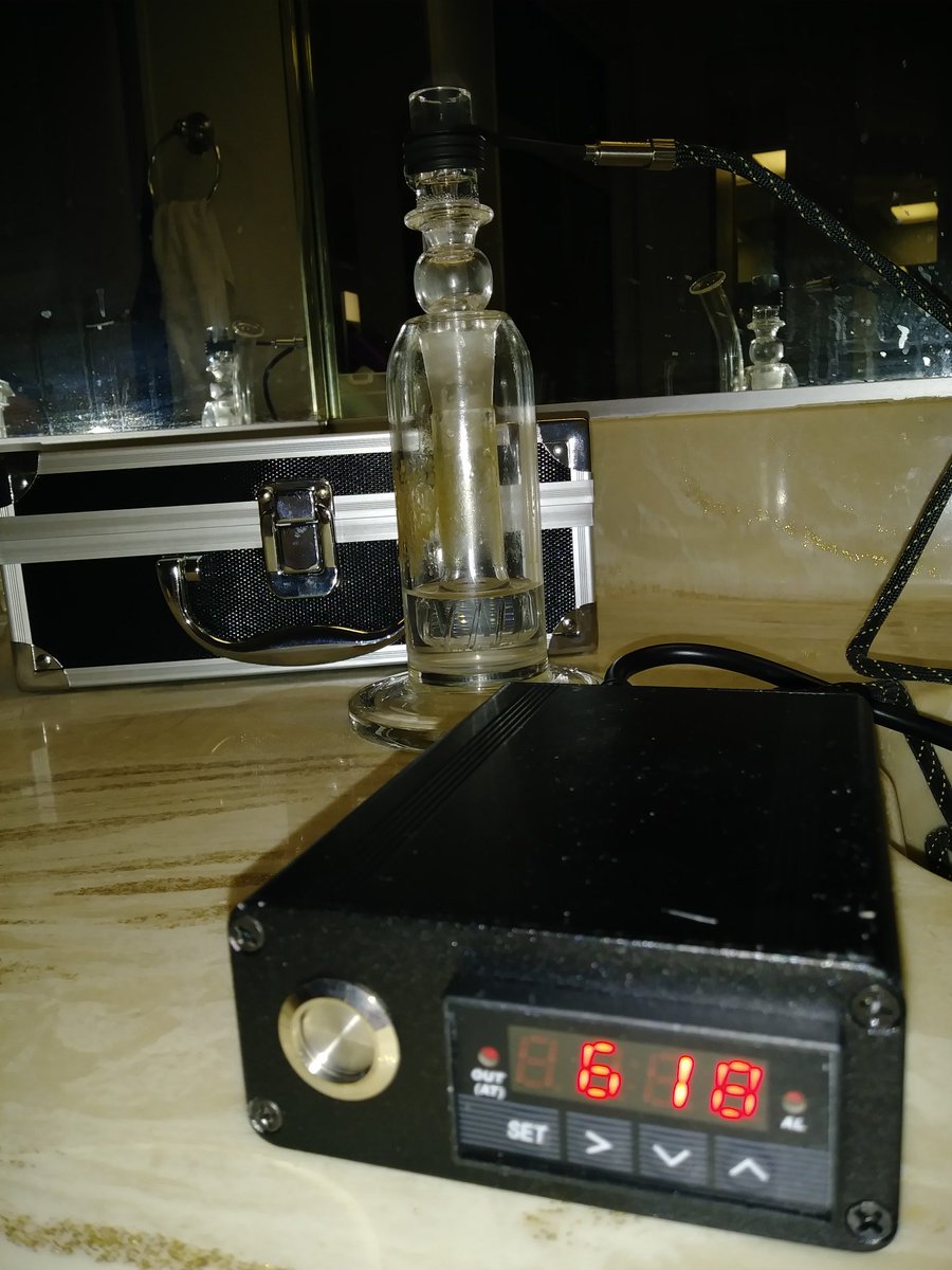 ladybuggedhc's tweet photo. Just received my 1st e-nail!
I've already learned the #LessIsMore lesson & it's just as true for #enails - start with very little product (otherwise be prepared for taking multiple hits)!
I set it at 625, but I can see going down even further.
What do set your temps at? https://t.co/bJB3kHu398