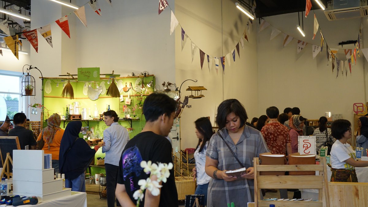 KuKa_akusuka's tweet photo. The Local Market hadir selama 3 hari penuh pada Jumat-Minggu, 2-4 Maret 2018. Para pengunjung setiap saat memadati The Local Market dan sangat antusias berbelanja berbagai pilihan produk lokal dari lebih 50 artisan local. #TheLocalMarket #TheLocalMarketID #TheLocalMarket2018 https://t.co/68Shyyymaj
