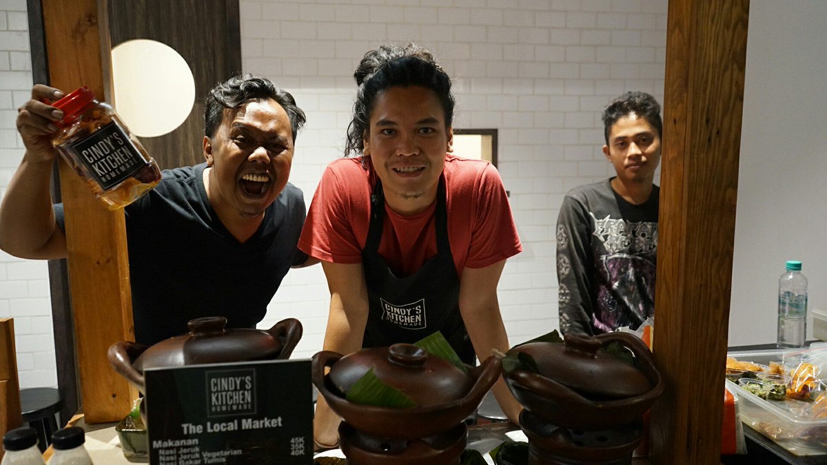 KuKa_akusuka's tweet photo. Tak hanya produk lokal, berbagai hidangan makanan dan minuman nusantara juga memadati The Local Market. #TheLocalMarket #TheLocalMarketID #TheLocalMarket2018 https://t.co/cvfgsBZdFY