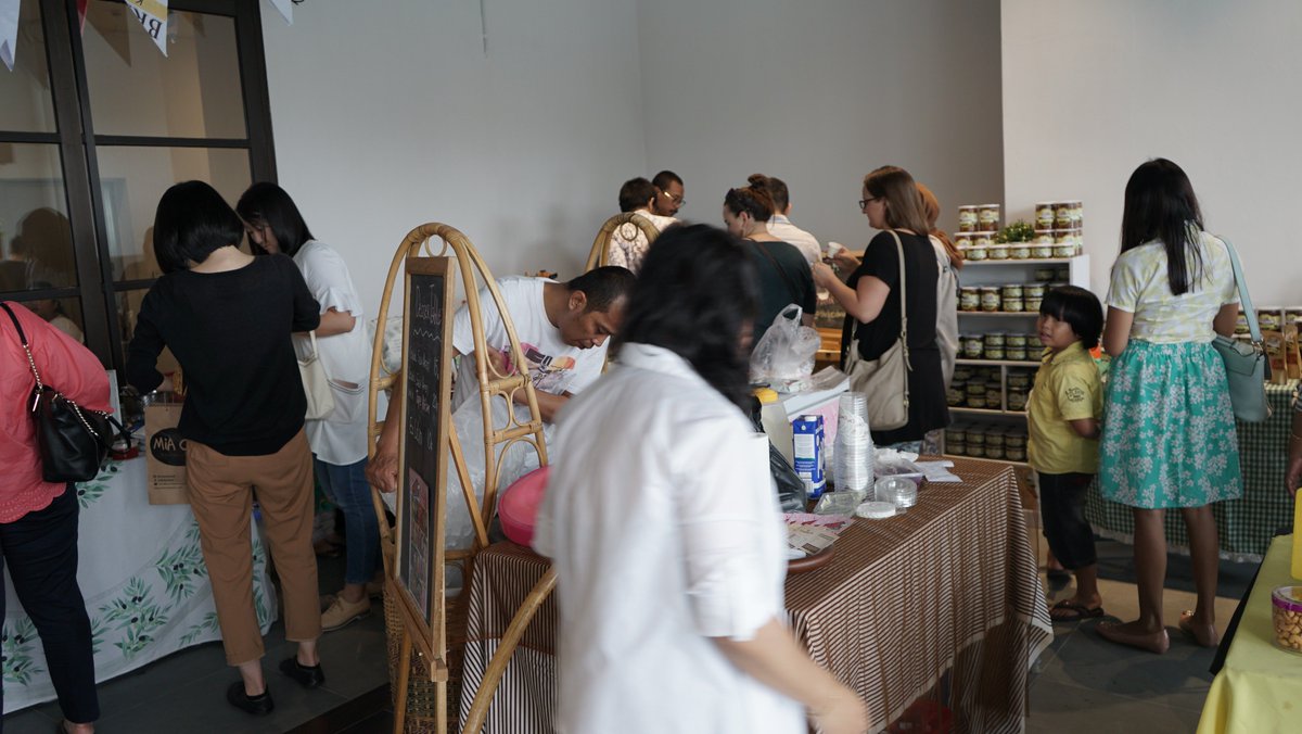 KuKa_akusuka's tweet photo. Tak hanya produk lokal, berbagai hidangan makanan dan minuman nusantara juga memadati The Local Market. #TheLocalMarket #TheLocalMarketID #TheLocalMarket2018 https://t.co/cvfgsBZdFY