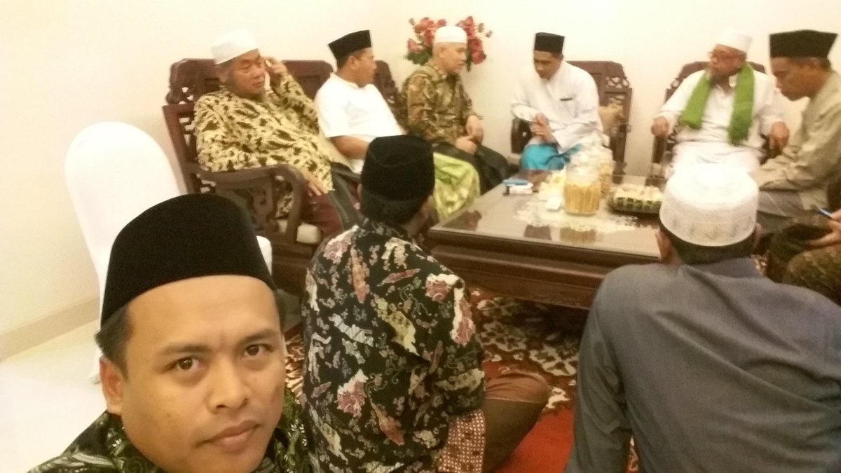 AHamimm's tweet photo. Bersama GUS YASIN (cawagub jateng), sowan ke ndalem romo KH.WAHIB MAKHFUDZ )( pengasuh ponpes AL HUDA jetis kebumen)

#pppMuda 
#PilgubJateng2018 
#GanjarYasinM3nang 
#Romahurmuziy https://t.co/wvmRoVd5Lq