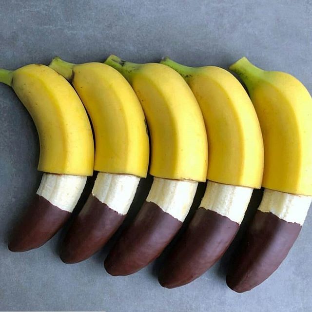 GreenQueenHK's tweet photo. VEGAN Choc-Banana Snack ๐ซ๐
Recipe & ๐ท by: @foodbites
#reciperepost #foodiefeature
Perfect snack for the midweek himp are these dipped bananas in dark chocolate! Sweet and healthy for a pick me up boost during the day!
#plantforward #greenqueenhk .
.
.
.
.
.
.
.
#chocolatesโฆ https://t.co/7KtRaD3Y62