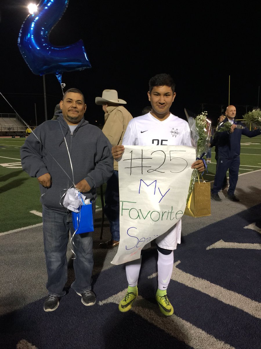 dvhsclassof18's tweet photo. Varsity Boys Senior Night ⚽️ #Sen18r🎓 pt.2 https://t.co/712WfoQU2i
