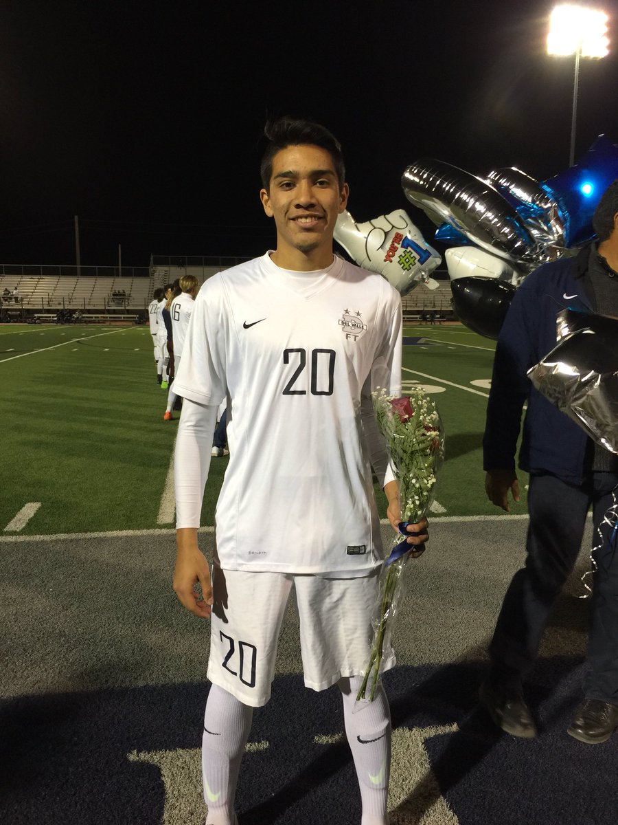 dvhsclassof18's tweet photo. Varsity Boys Senior Night ⚽️ #Sen18r🎓 pt.2 https://t.co/712WfoQU2i