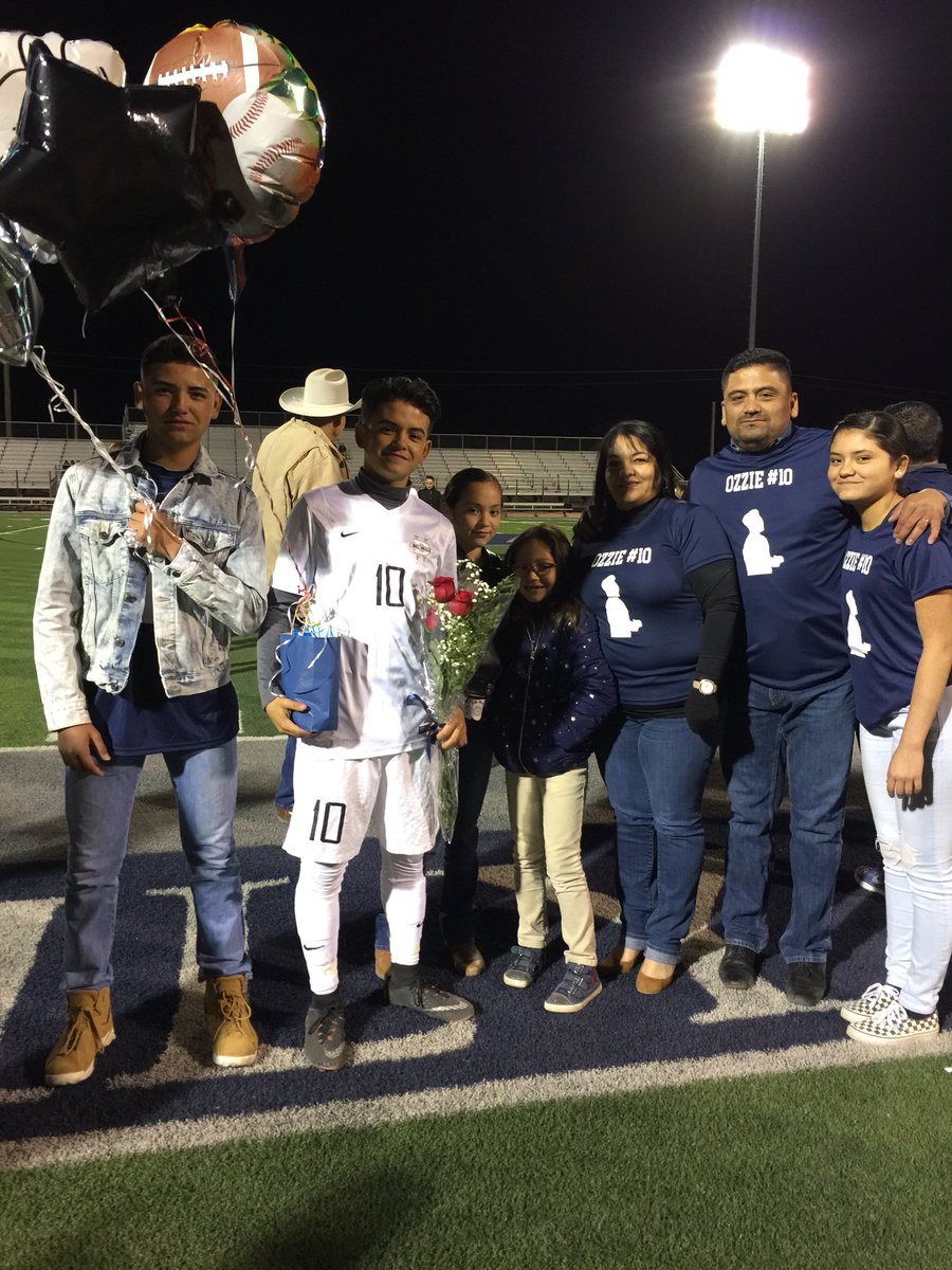 dvhsclassof18's tweet photo. Varsity Boys Senior Night ⚽️ #Sen18r🎓 pt.2 https://t.co/712WfoQU2i