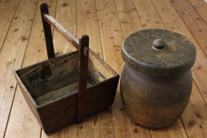 The wood ash used to fill the hearth is perfect for insulating the hibachi, which means that any material at all could be used for the box itself, even wood, hollowed out tree stumps or bamboo baskets, as well as lacquerware or metals.