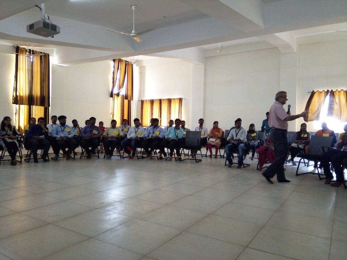 Desh_Skilling's tweet photo. To train someone on their skill is #transforminglife,
Here we have @svachani training the #MakersofSkill on "How to Build Learning Environment"
#dfindia
#dfsandbox
#transforminglife https://t.co/NxcddkXxmw