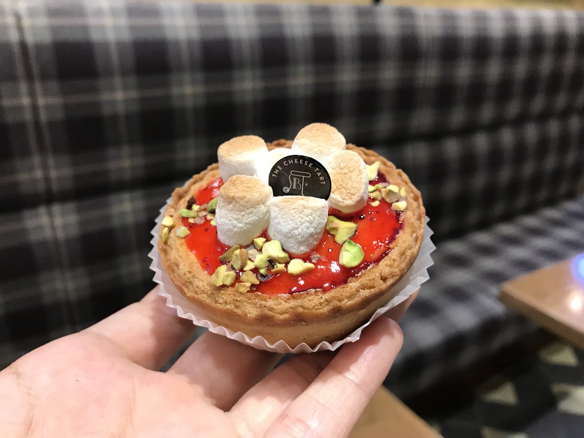 New! Pablo marshmellow starwberry cheese tart!! พาโบลโรสต์มาร์ชเมลโลว์สตรอเบอร์รี่ มีแบบชีสทาร์ตชิ้นใหญ่และ มินิชิ้นเล็ก ถ้าชิ้นใหญ่ด้านในป็นชีสสตรอเบอร์รี่ล้วน ส่วนชิ้นมินิด้านในคือรสมินิรสออริจินอล ทอปแยมสตรอเบอร์รี่ และมาร์ชเมลโลว์อบเยิ้มนิดๆ ส่วนตัวชอบแบบมินิมากกว่า
