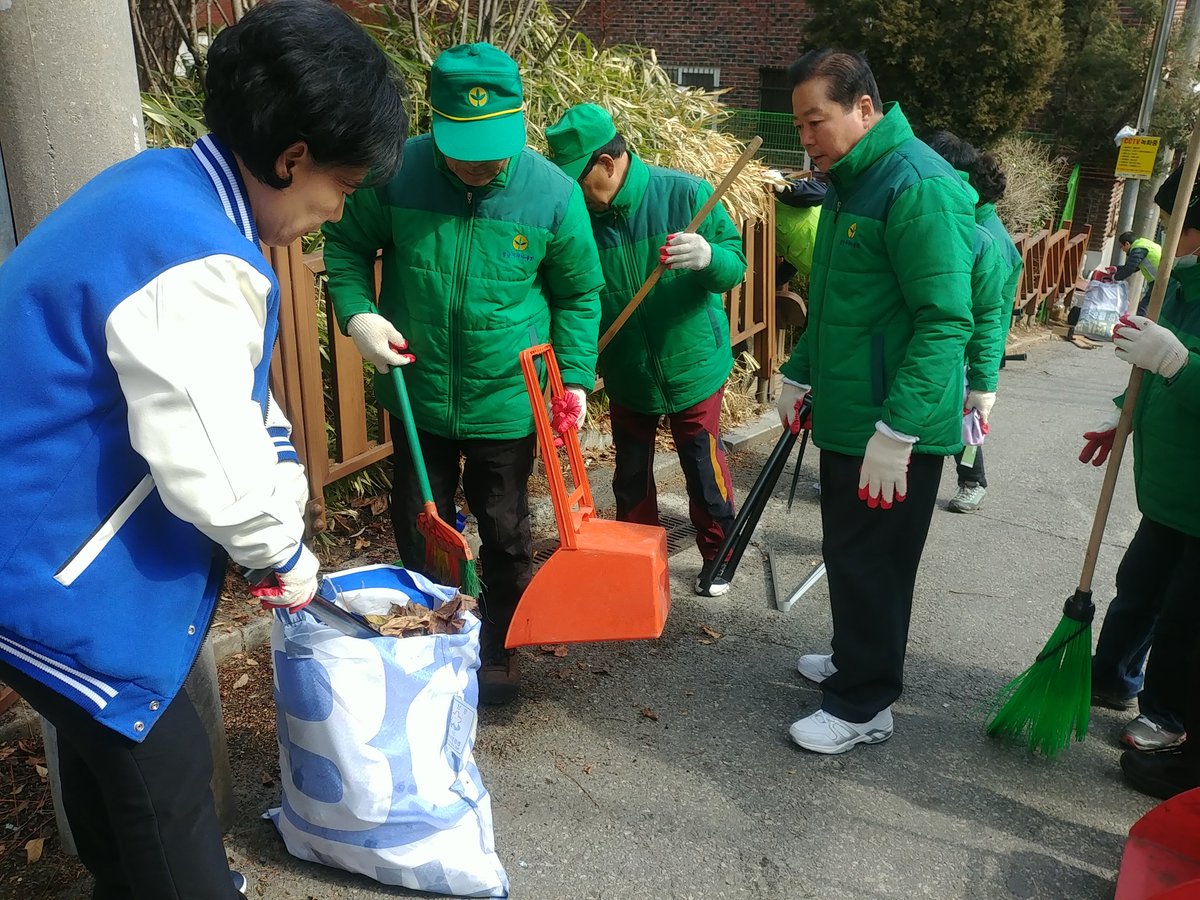 태평3동 3월 시민대청소가 금일 11시 실시되었습니다. 주민, 단체원, 시의원, 도의원, 청소업체직원, 동직원이 참여하여 곳곳에 버려진 불법대형폐기물을 처리하였습니다. 깨끗한 거리 환경 조성도 중요하지만, 불법 투기에 대한 엄격한 처벌이 이뤄 질 수 있도록 최선을 다하겠습니다. 

#성남시