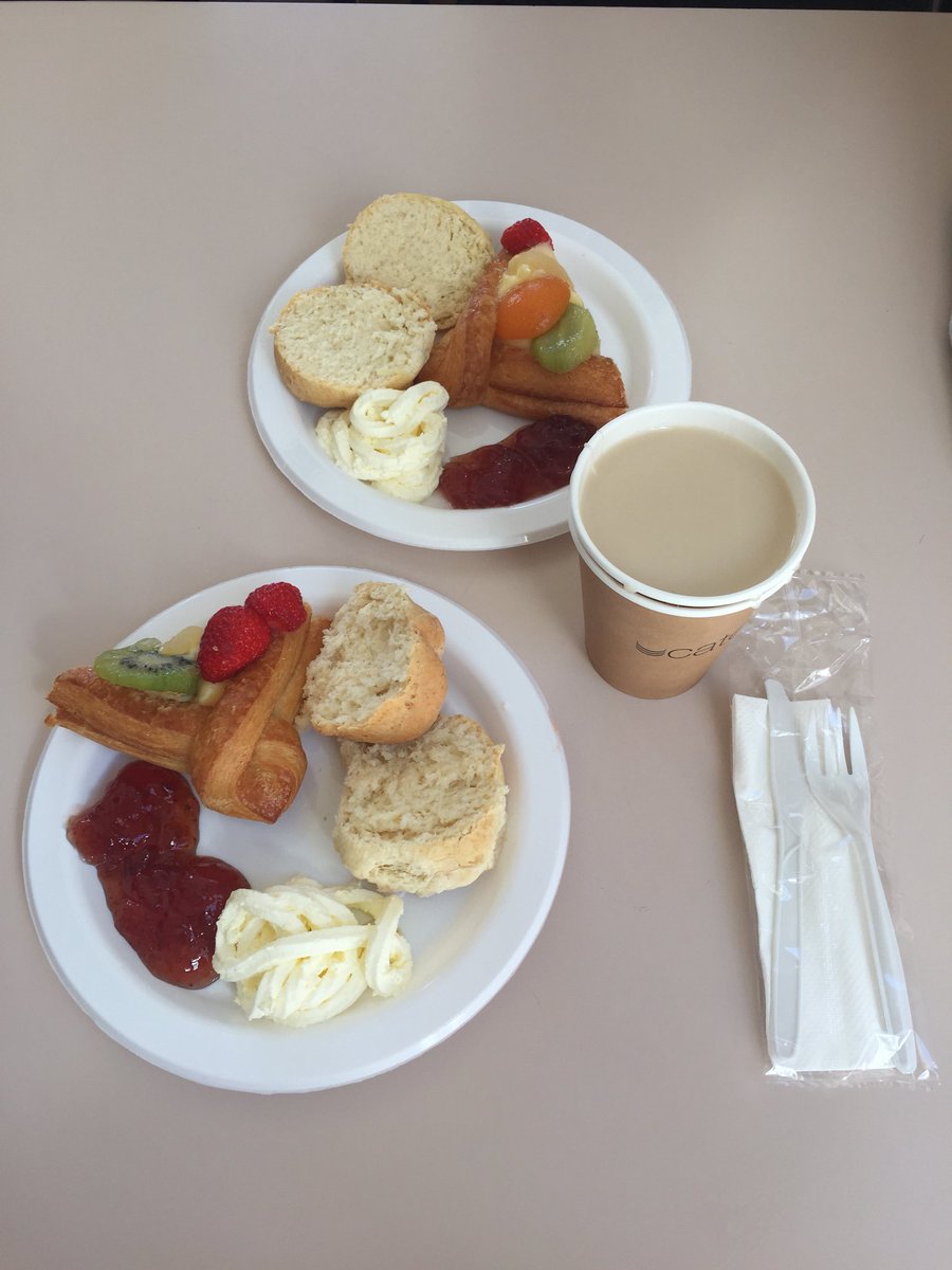 Acu providing the goods before the edge lecture! What do you guys eat/snack on whilst doing uni work? 🍓🥝 #acuedu_p