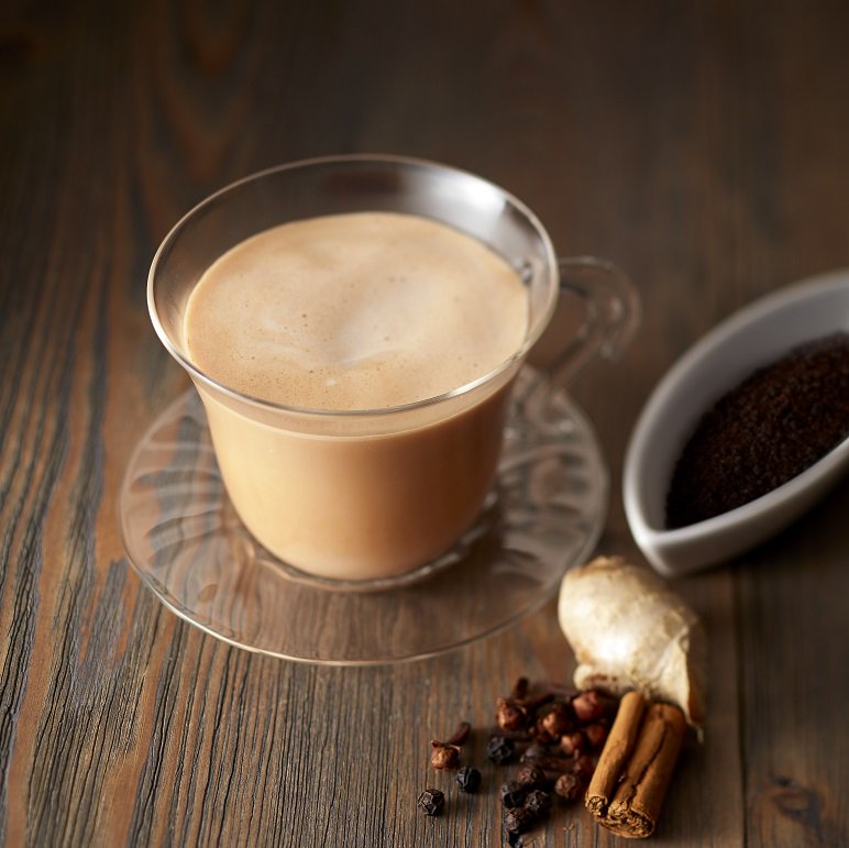 タリーズコーヒージャパン株式会社 あたたかかったり寒かったり 気温も不安定ですね 冷える日は あたたかいドリンクが飲みたくなりますね 今日のおススメは チャイミルクティー シナモン ナツメグ ジンジャーなどのスパイスが効いたミルクティー