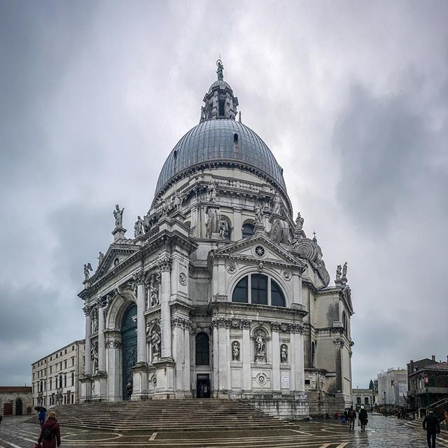 vladlet's tweet photo. #italy #venice #venezia #architecture #church #view #salute #santamaria #baroque https://t.co/poKnVSPWIo https://t.co/MoemiqcZtQ