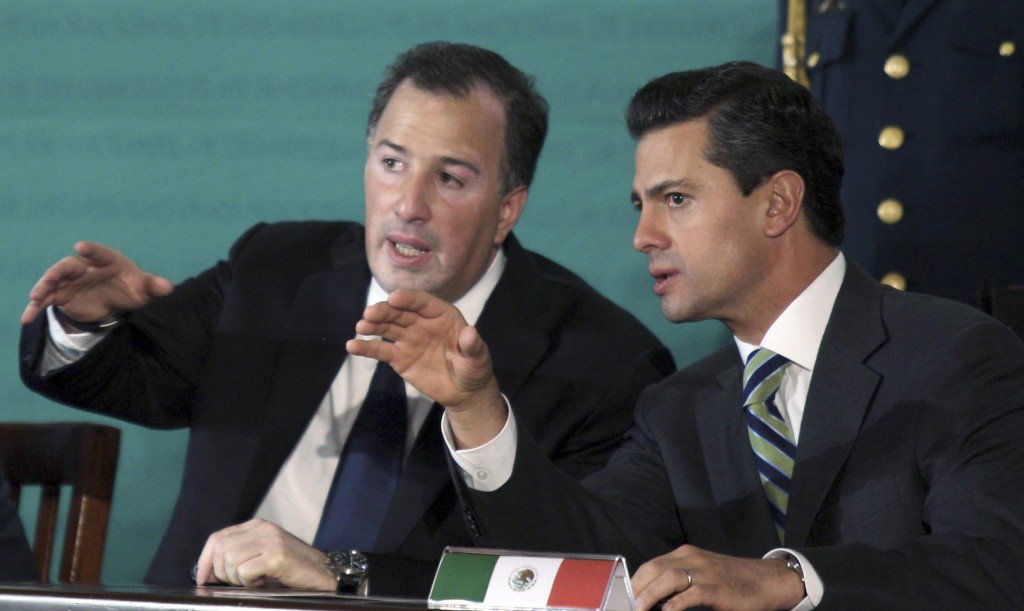 oceloxochitl_'s tweet photo. Las siguientes fotos fueron tomadas en el mismo momento
(diciembre de 2013).

1° FOTO: #AMLO
2° FOTO: #Anaya
3° FOTO: #Meade

Ahora, ¿puedes decirme quién es el verdadero opositor? 🤔 https://t.co/IVQr1qkDsX
