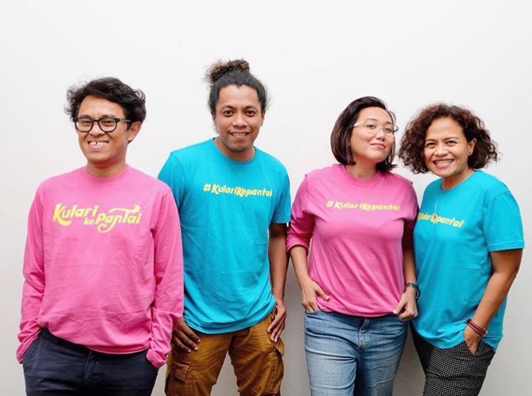 VinoGBastian__'s tweet photo. Selamat &amp; sukses untuk selametan &amp; preskon film🏄🏻 #KuLariKePantai 🏝hari ini @Marshatimothy2 @MilesFilms @MirLes @rizariri @Arie_Kriting @ginaSnoer and all cast+crew. 😊 https://t.co/IsxY9BnIO7