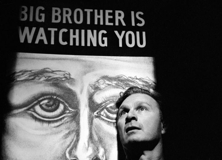 franceculture's tweet photo. "Celui qui a le contrôle du passé a le contrôle du futur. Celui qui a le contrôle du présent a le contrôle du passé", affirme un slogan glaçant de 1984,  le chef-d'œuvre visionnaire de George Orwell. https://t.co/QrdxSc68jF https://t.co/zq4P0U8PsW