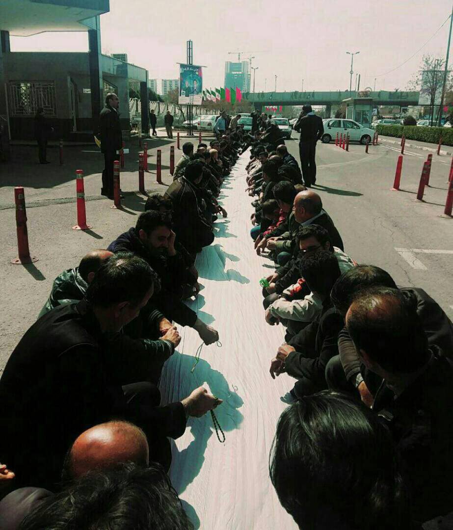 Azady74201294's tweet photo. سه‌شنبه۱۵اسفندماه۹۶ کارگران کنتورسازی #قزوین دراعتراض به وضعیت معیشتی وحقوق خودمقابل #استانداری دراین شهرسفره خالی پهن کردند
#ایران
#براندازم
#فرقه_تبهکار
#اعتراضات_سراسری
#اتحاد_برای_سرنگونی
#نه_به_جمهوری_اسلامی
#با_اتحاد_پیروز_میشویم
#رفراندوم_بعد_از_سرنگونی
#RezaPahlavi https://t.co/auS1O5hM42