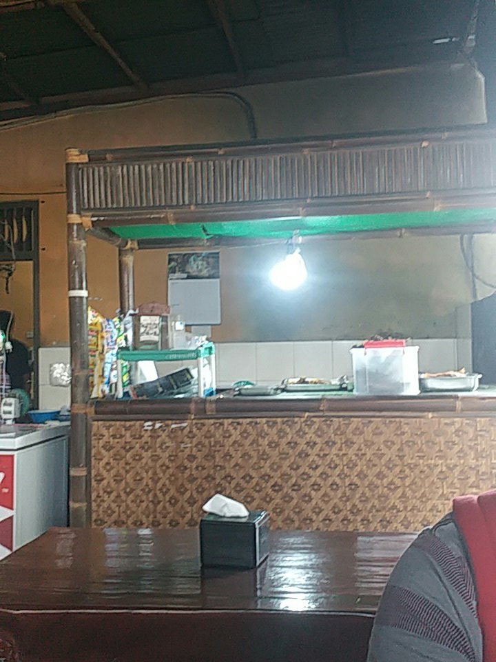 ujggrahmat69's tweet photo. ayam goreng lesehan Alibaba jl.bima belakang UIN jogja hari terakhir bersama si bungsu Jogja 😆😆😆 https://t.co/QPdN2ql0YR