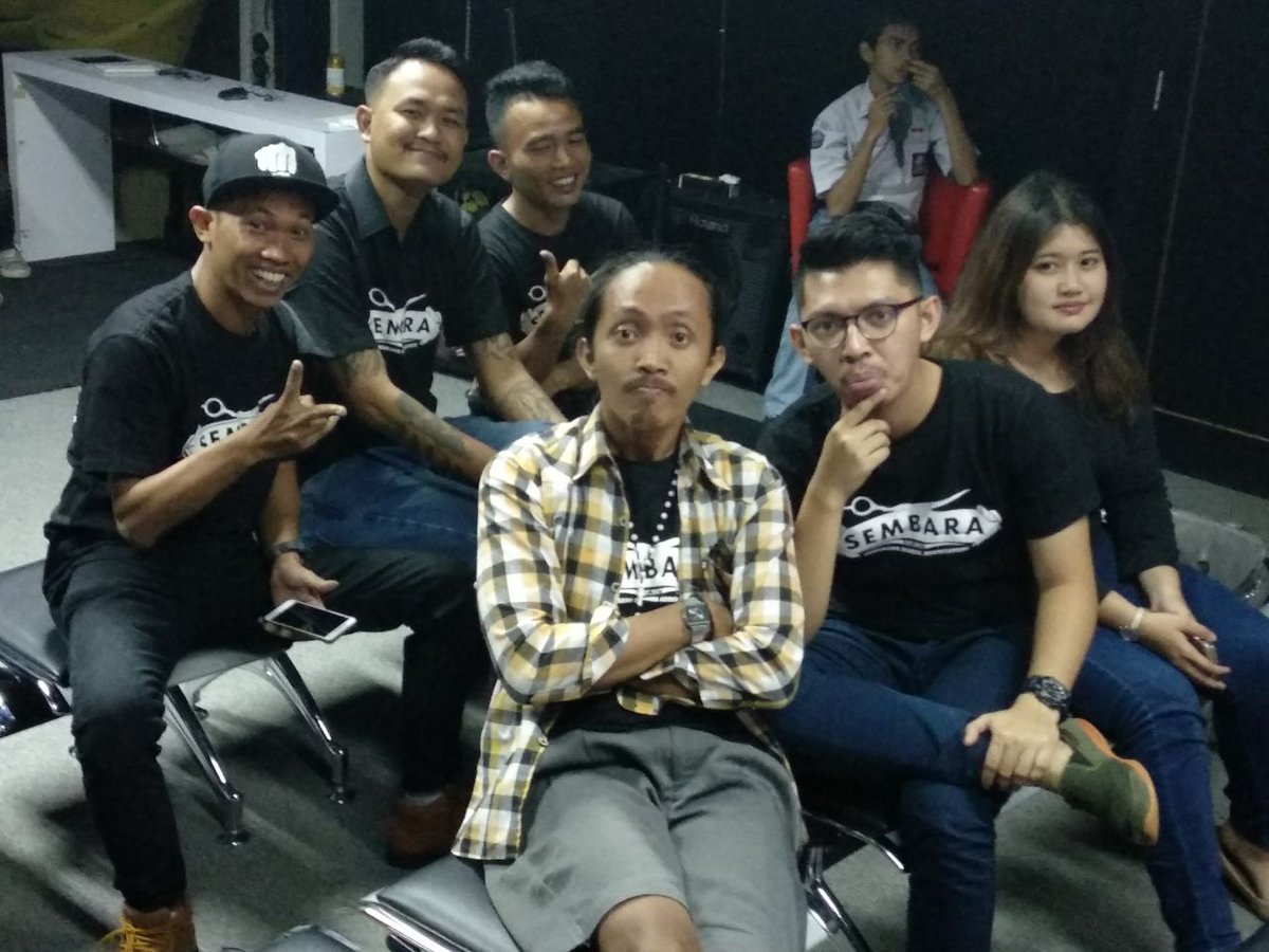 WaniKlimis's tweet photo. Sedikit potret keceriaan dan keakraban para barber @sembara.official #OATMIL #tvku #udinus #sembara #semarangbarberassociation #barber #barbershopsemarang #barbersemarang #semarang #pangkasrambut #pangkasrambutsemarang #miksemar #haircut #waniklimis #WANIKLIMISBARBERSHOP https://t.co/jXqvRg34EK