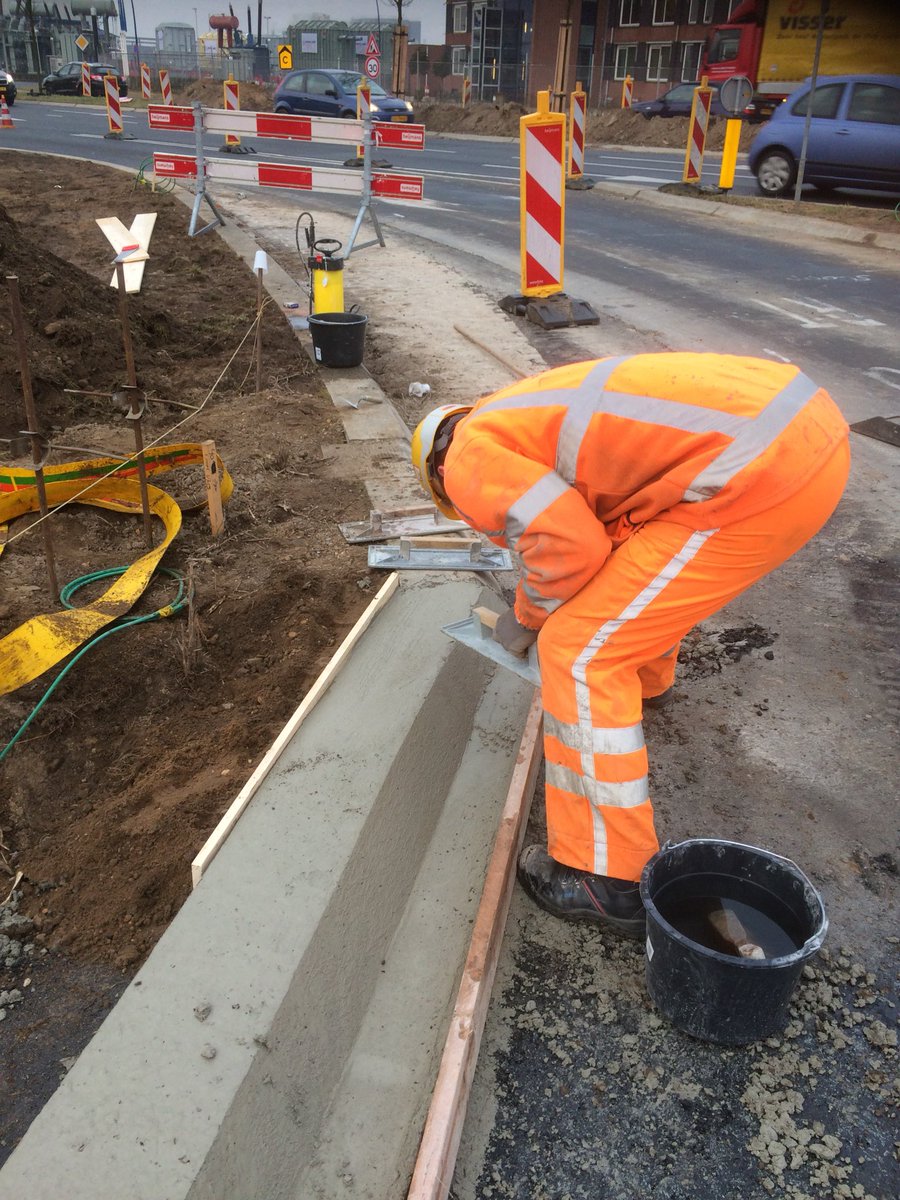 HubersMattijs's tweet image. Machinaal banden aanbrengen Industrieplein @gem_Nijmegen door @heijmansnl