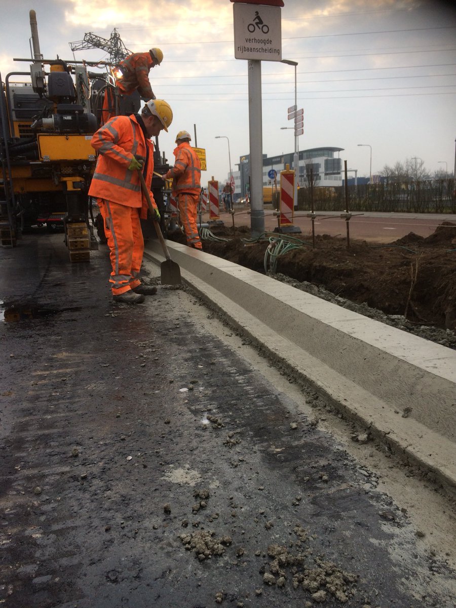 HubersMattijs's tweet image. Machinaal banden aanbrengen Industrieplein @gem_Nijmegen door @heijmansnl