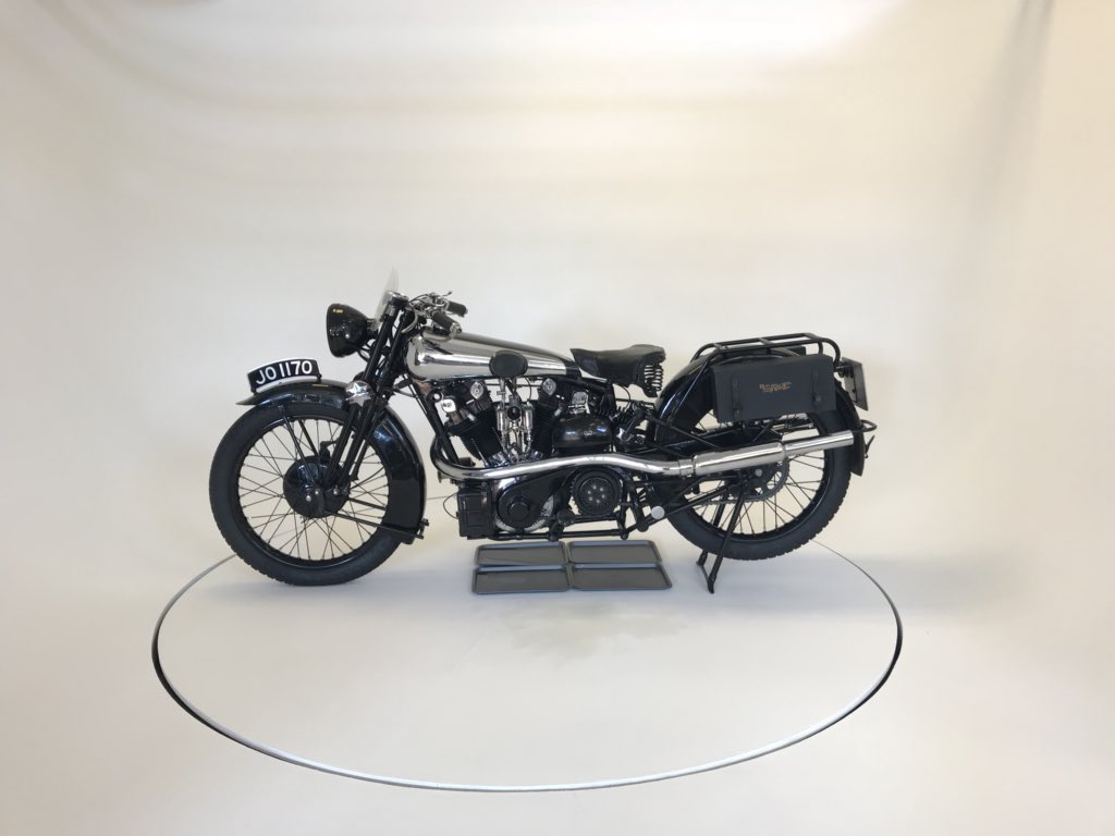 サカホ鈑金 その中でも一台だけ綺麗なお立ち台に乗っているバイク Brough Superior Ss100というバイク 個人的な予想ですが最近放送していたアニメ キノの旅 に登場する主人公の乗るモトラド エルメスにそっくり ここまで似てるっ