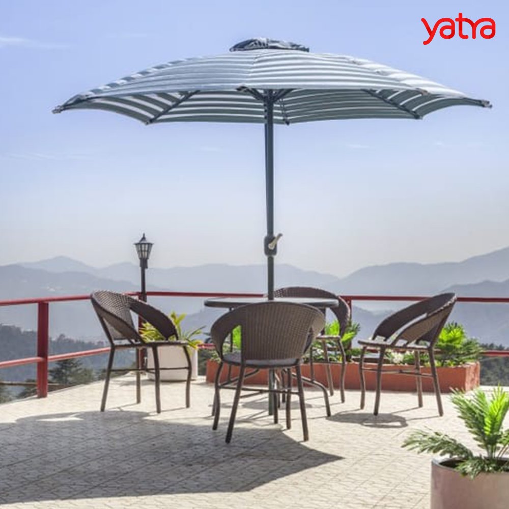 YatraOfficial's tweet photo. Don't you want to enjoy the season's last snow? #HappyHomestaying #Shimla #Homestays https://t.co/2arMzaEfIc https://t.co/2ysACkOaWH