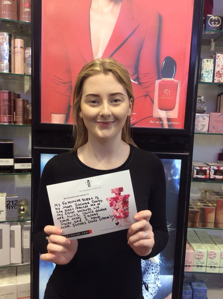 TpsCribbs's tweet image. Here’s our new sales assistant Tilly’s #scentmemory #MarcJacobs #DAISY #NationalFragranceWeek @ThePerfumeShop #twins #WMIbestregion