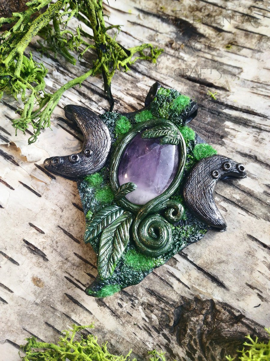 ElementalMagicC's tweet photo. Today is my Birthday and i am sharing with you one of my favourite pieces! 😍 🎂
Hecate 🌒🌕🌘
Available HERE: https://t.co/OuwXRq5H3X
#hecatejewelry #amethyst #amethystjewelry #threemoons #enchantedjewelry #witchcraftjewelry #hekate #sorcery #witchcraft #wicca https://t.co/NuScKcedf4