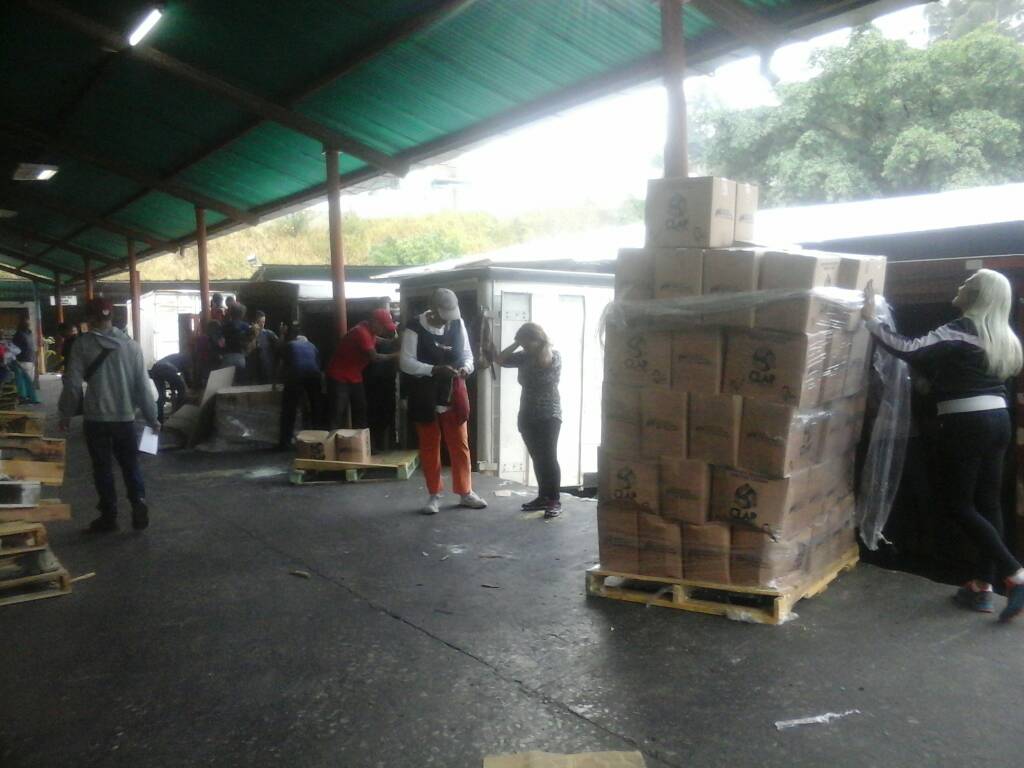 FundecaGDC's tweet photo. Buenos días Venezuela seguimos trabajando atendiendo, Candelaria 5634 familia beneficiadas, Catedral 2602 familia, Paraiso 227 familia. https://t.co/a4ElKeiwP3