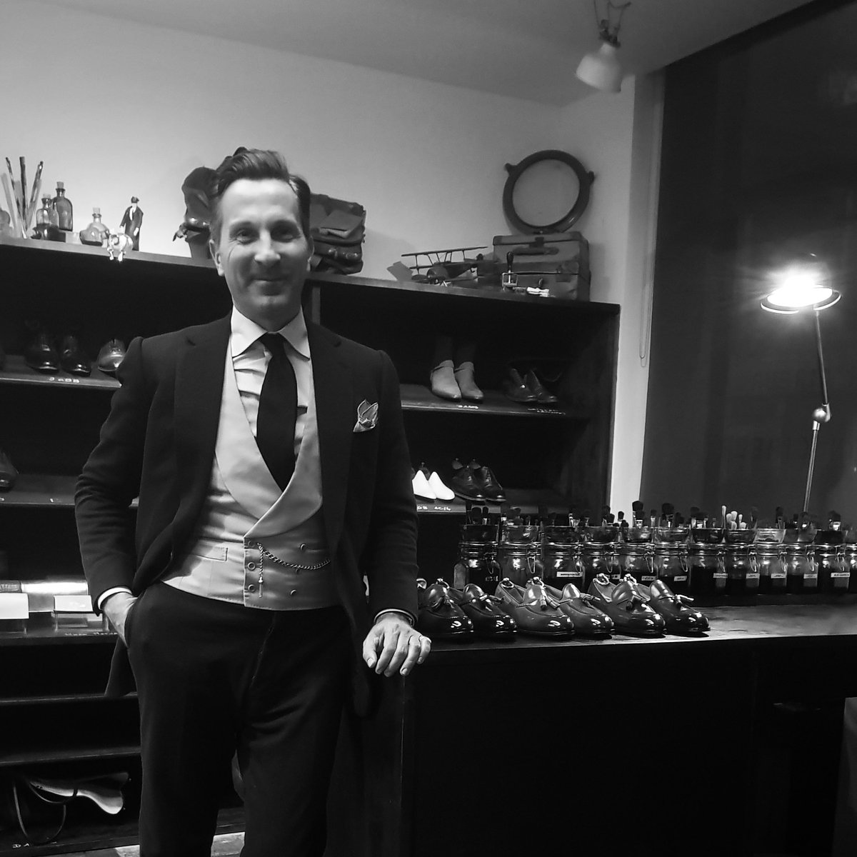 devoirdecourt's tweet photo. Always a pleasure to talk about knowhow with @alexander.kraft 
•
•
•
•
#leather #sublimeducuir #cobbler #patina #glaçage #cigare #cigars #cognac #whisky #chesterfield #club #shoes #womenstyle #menstyle #elegance #excellence #mirror #lifestyle #photo #shoepolish #shoeporn https://t.co/WvdCtQoxPB
