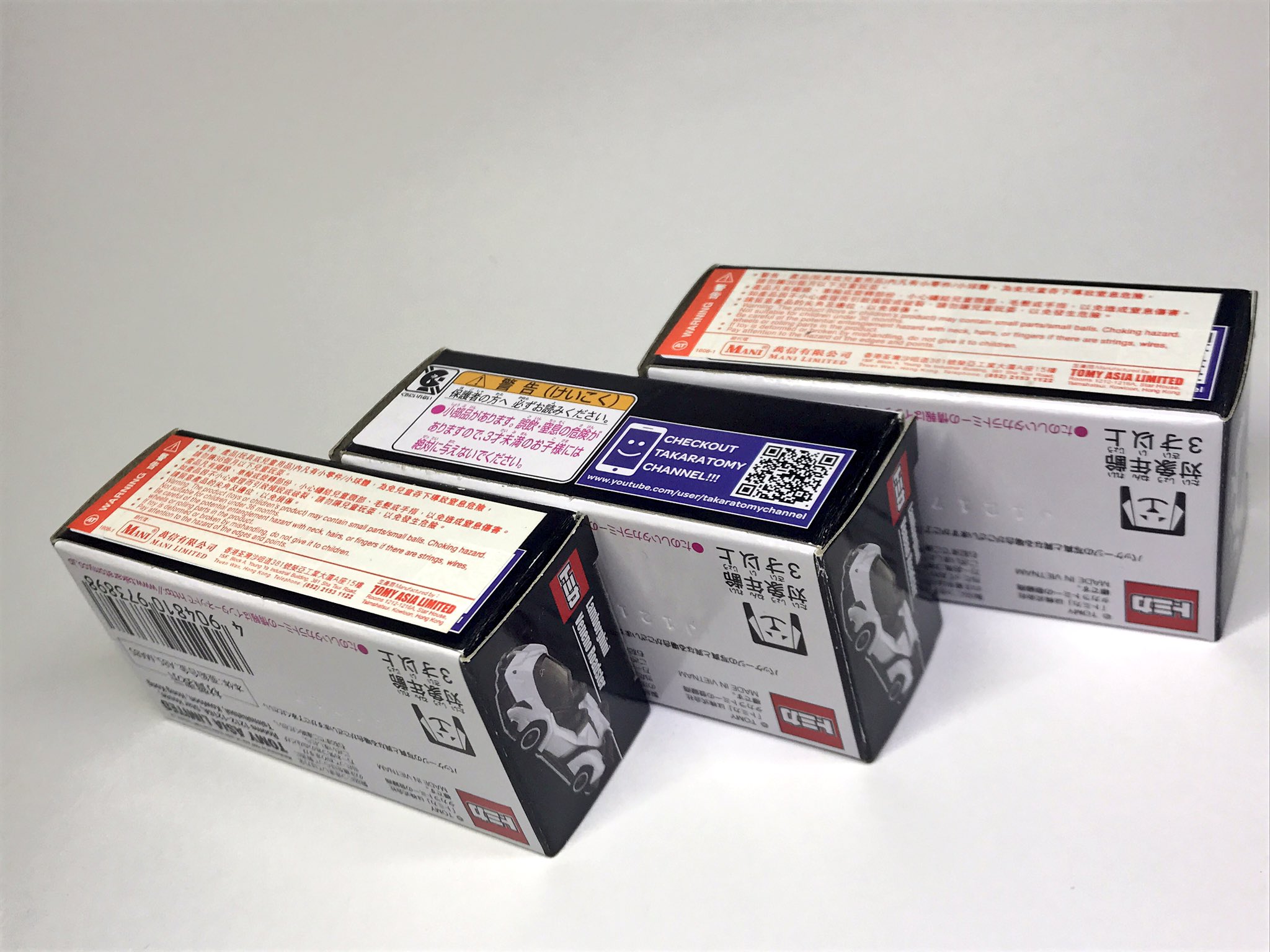 まさ アジア限定 ランボルギーニ ヴェネーノ ロードスター 箱バリ なので揃えました ﾟｰﾟ V 2 3枚目左から香港トイザらス マレーシア 香港sogoでのパッケージ 製造日が全てj1217で同じなので 完全に自己満足の世界ですね笑 現地で買ってきてくれた友達