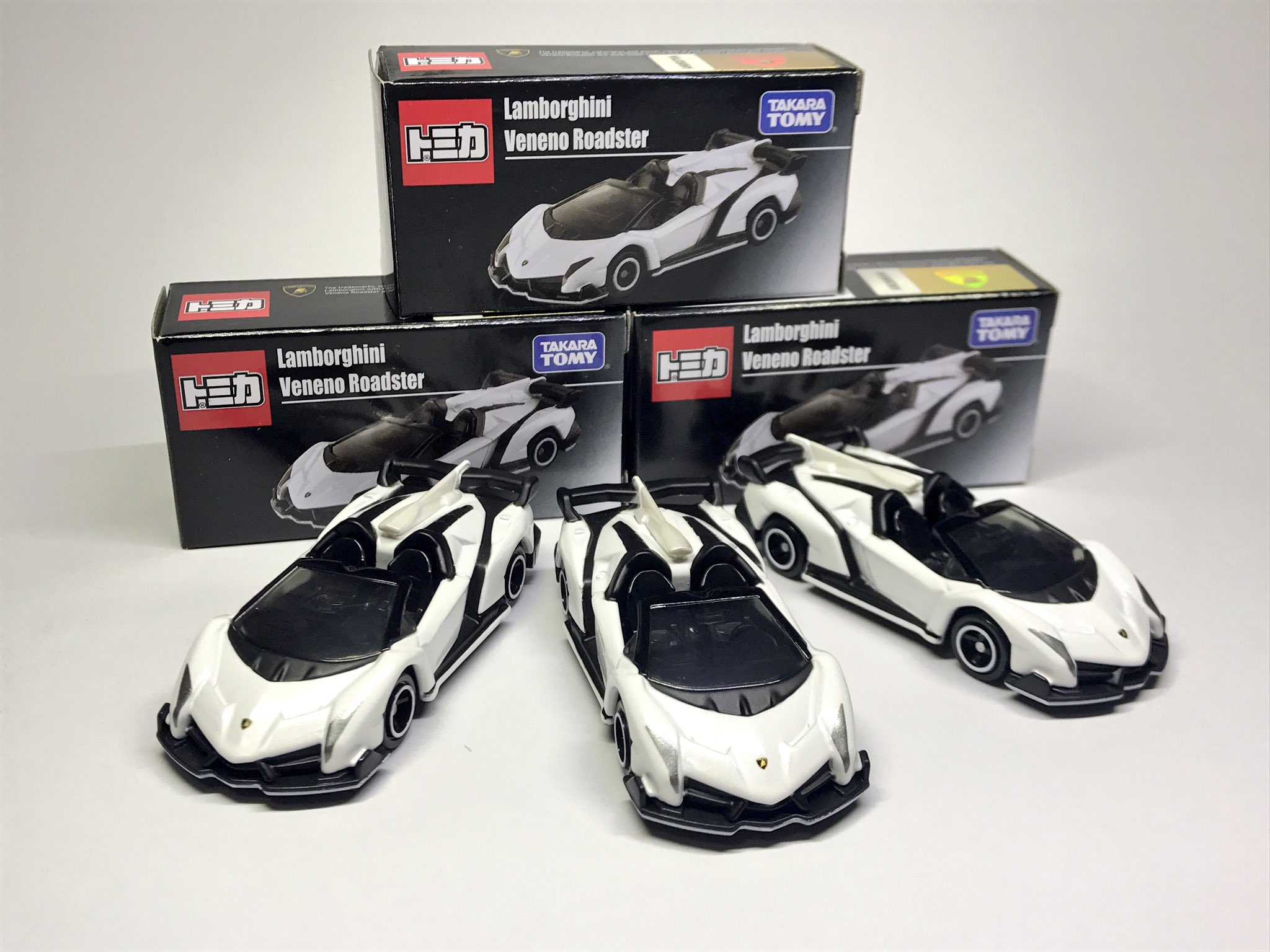 まさ アジア限定 ランボルギーニ ヴェネーノ ロードスター 箱バリ なので揃えました ﾟｰﾟ V 2 3枚目左から香港トイザらス マレーシア 香港sogoでのパッケージ 製造日が全てj1217で同じなので 完全に自己満足の世界ですね笑 現地で買ってきてくれた友達