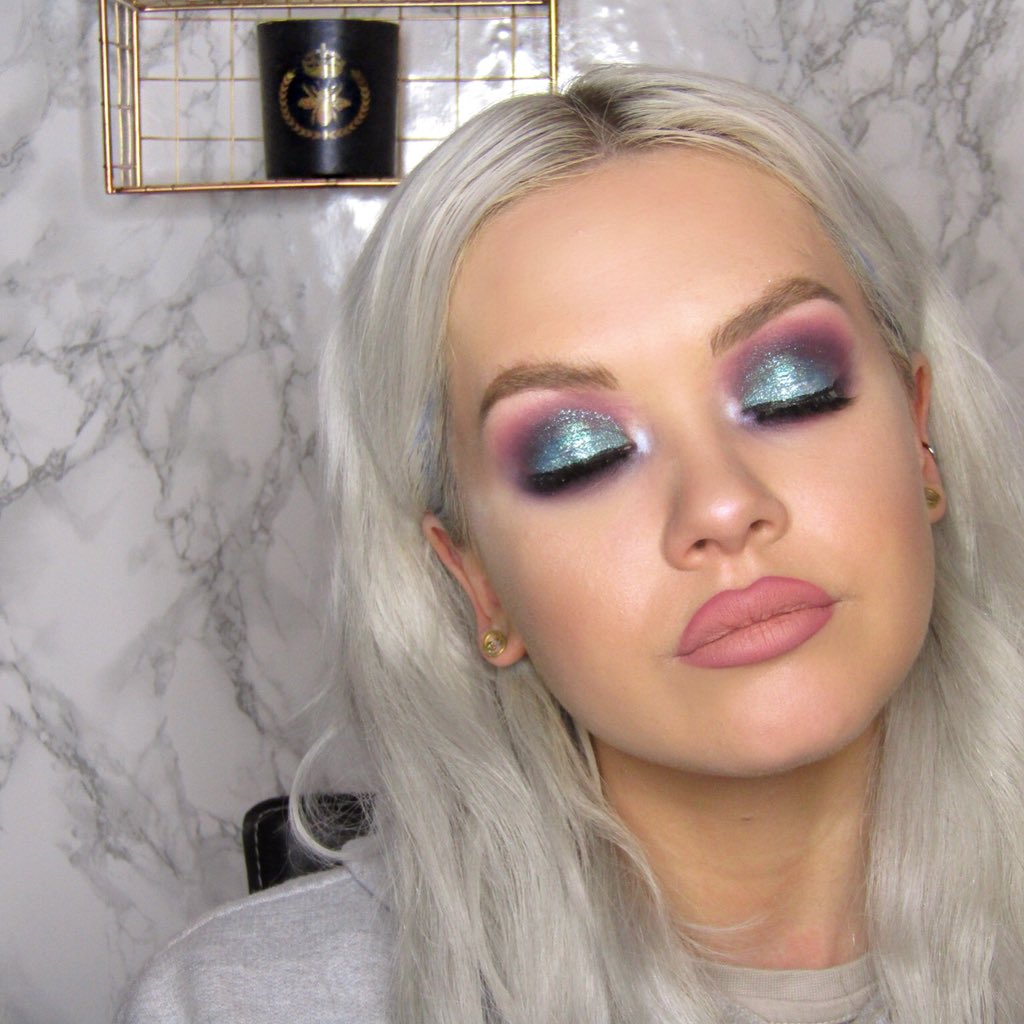 𝙰𝚢𝚗 Netflixで配信中 メイクアップ スター のイヴちゃんメイク がツボ Blendingが上手でrankinとの撮影のメイクは鳥肌たった こんなカラフルなアイメイクしたい Narsのorgasm予約したい 切実 Twitter