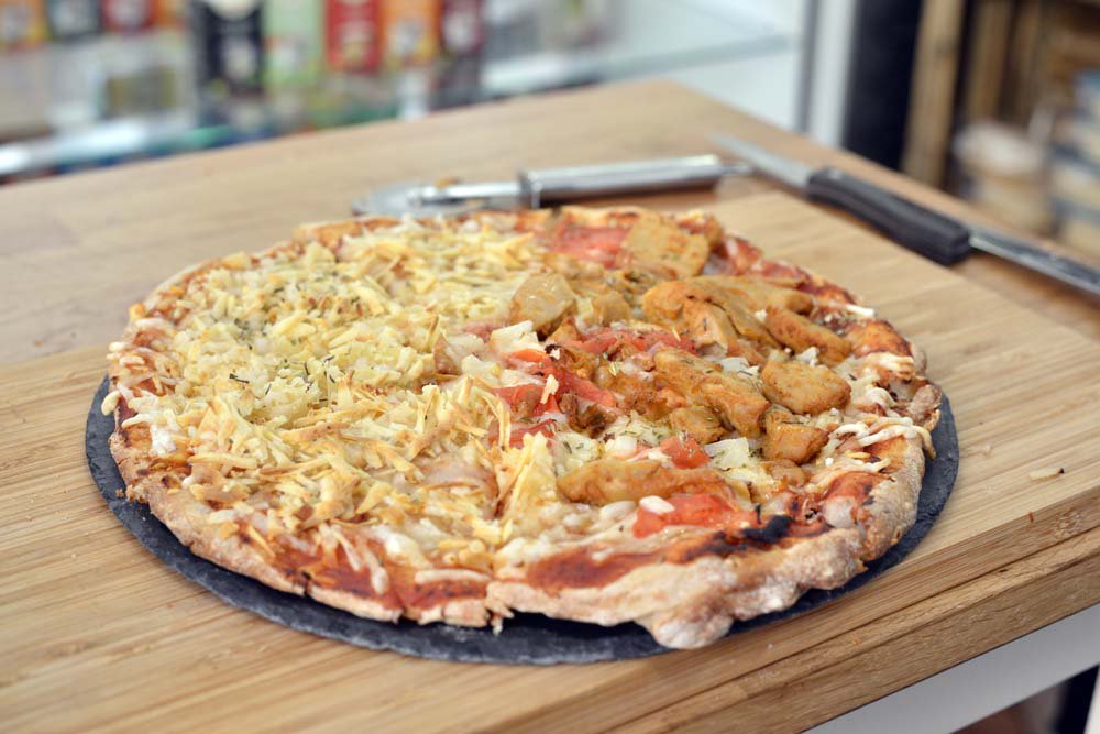 madrid_vegano's tweet photo. Ya sabéis que hemos visitado #RusticFusion, un nuevo bar-restaurante #Vegan en #Prosperidad y como no podía ser de otra manera, debido a su amplia carta de pizzas lo hemos incluido en ℹ️ https://t.co/2QkBUxLSRj Además hemos añadido más 📷 #PizzaVegana #Madrid #Felizmiércoles https://t.co/3Ss1E85Xmi