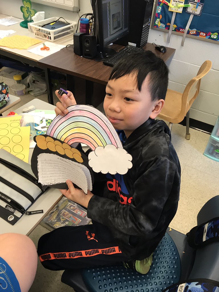 MissDCurnew's tweet image. Shared writing activity about rainbows! #StPatricksDay #lightunit @NLESDCA @SHA_NL