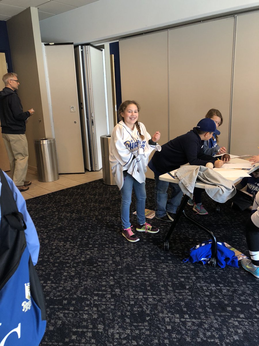 MrsOConnor33's tweet photo. 3rd graders at the Royals stadium comparing and contrasting baseball equipment. https://t.co/SNnztb91Gp