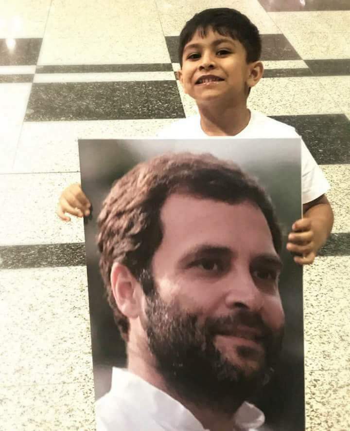 An enthusiastic young admirer of Congress President Rahul Gandhi Ji waits to welcome him in Singapore! #RGInSingapore 

#NoMoneyPower #NoCrowdFunding #DilSeCongress