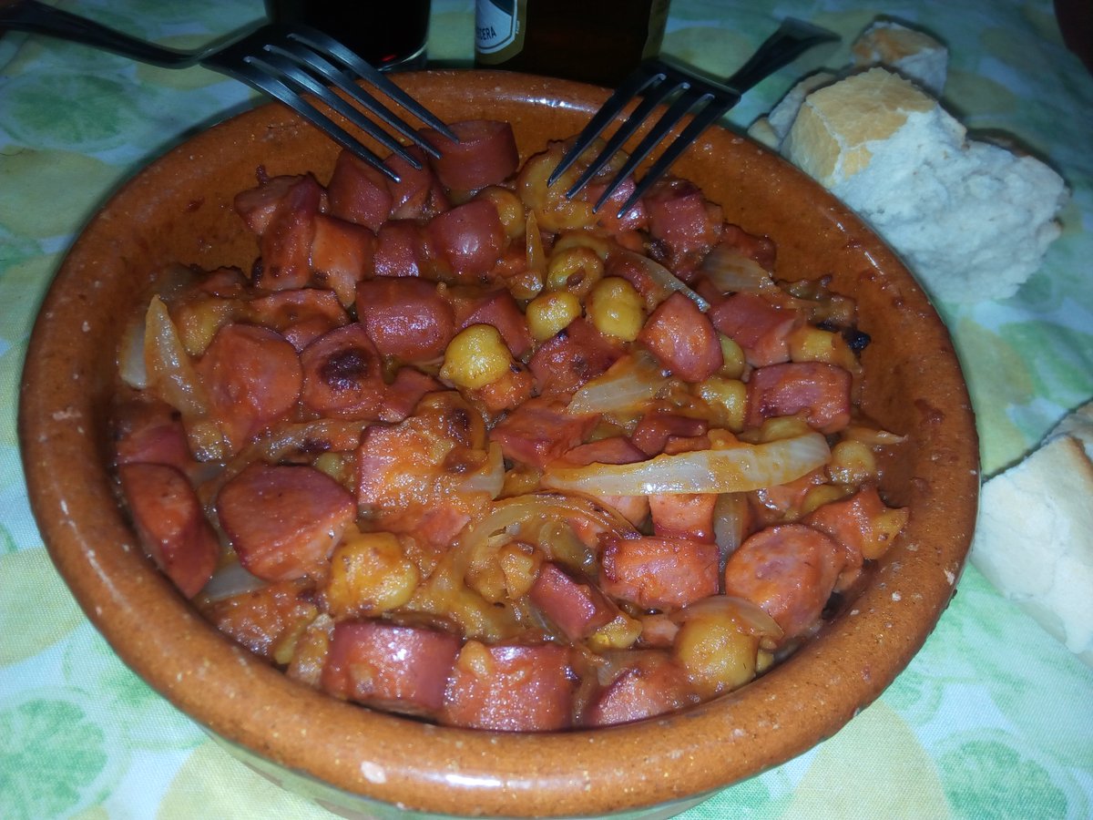 TAPA DEL DÍA, CAZUELITA DE GARBANZOS FRITOS CON CEBOLLA Y SALCHICHAS irdetapeo.blogspot.com.es/2018/03/tapa-d…