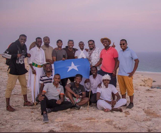 fouwzi's tweet photo. In a moment of great challenge to us as a nation. Looking #Somalia flag proudly hold by this young Somali men on the beaches of Eyl. It's a reminder to all of us that OUR ⛳️ is more than cloth. It is the history of our #Nation. It is who we ARE. #Guuleysta #SomaliyaHaNoolato https://t.co/kVgso3tKOW