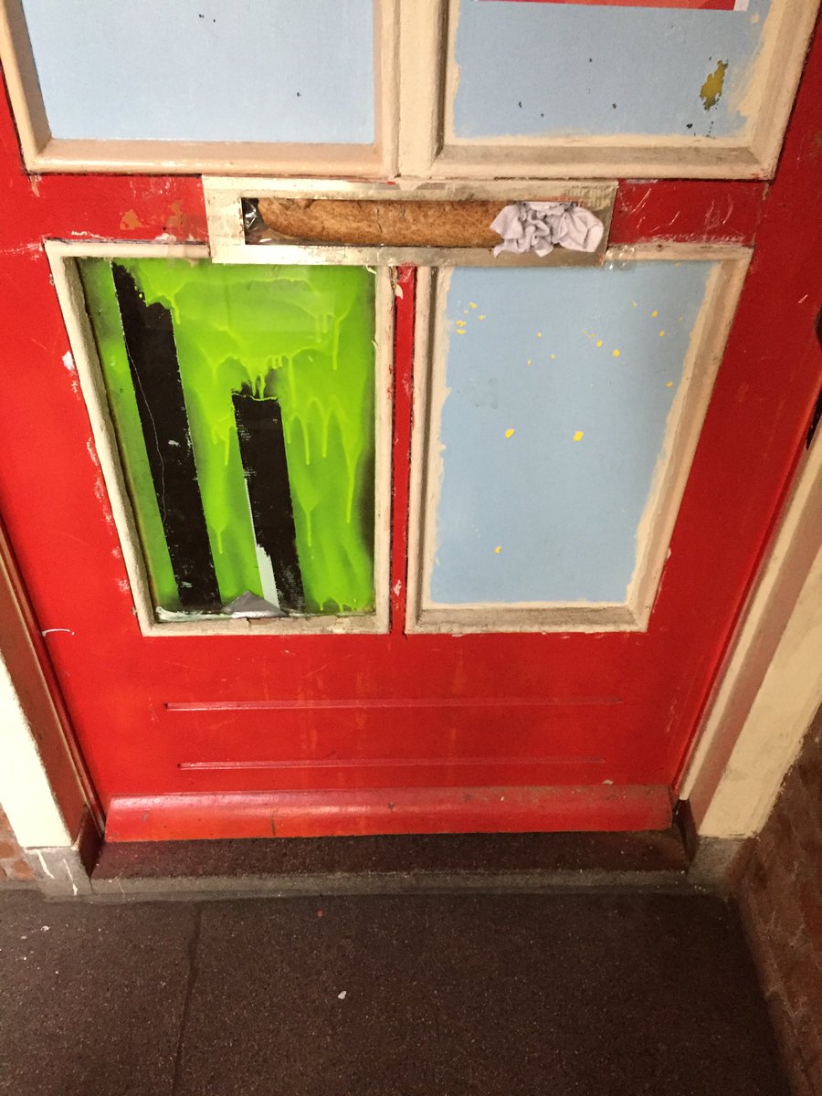 De voordeur van dit huis wijkt sowieso af van de rest van onze voordeuren, maar een stokbrood als brievenbusklep zagen we nog niet eerder #reparatiemelding !